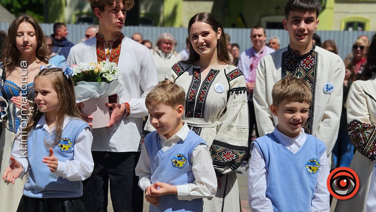 Щемливий останній дзвоник у Коломийському ліцею №9 | ФОТО, ВІДЕО 16