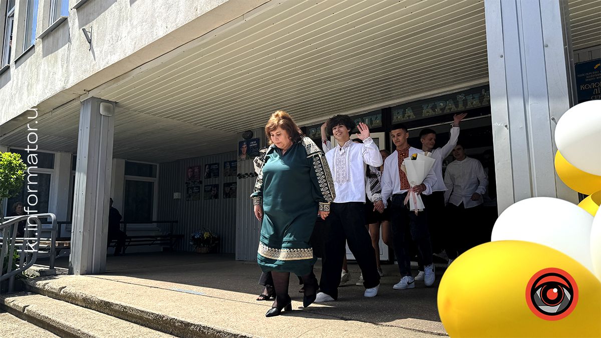 І дзвоник востаннє продзвенів... Як пройшла урочиста лінійка у ліцеї №4 7