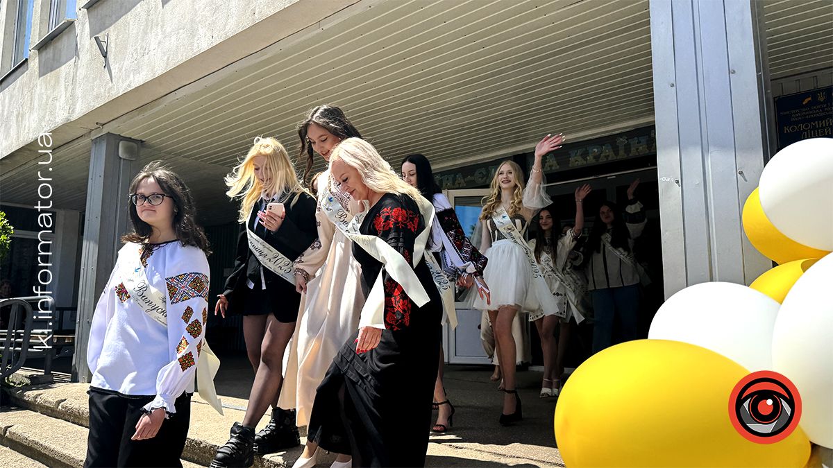 І дзвоник востаннє продзвенів... Як пройшла урочиста лінійка у ліцеї №4 8