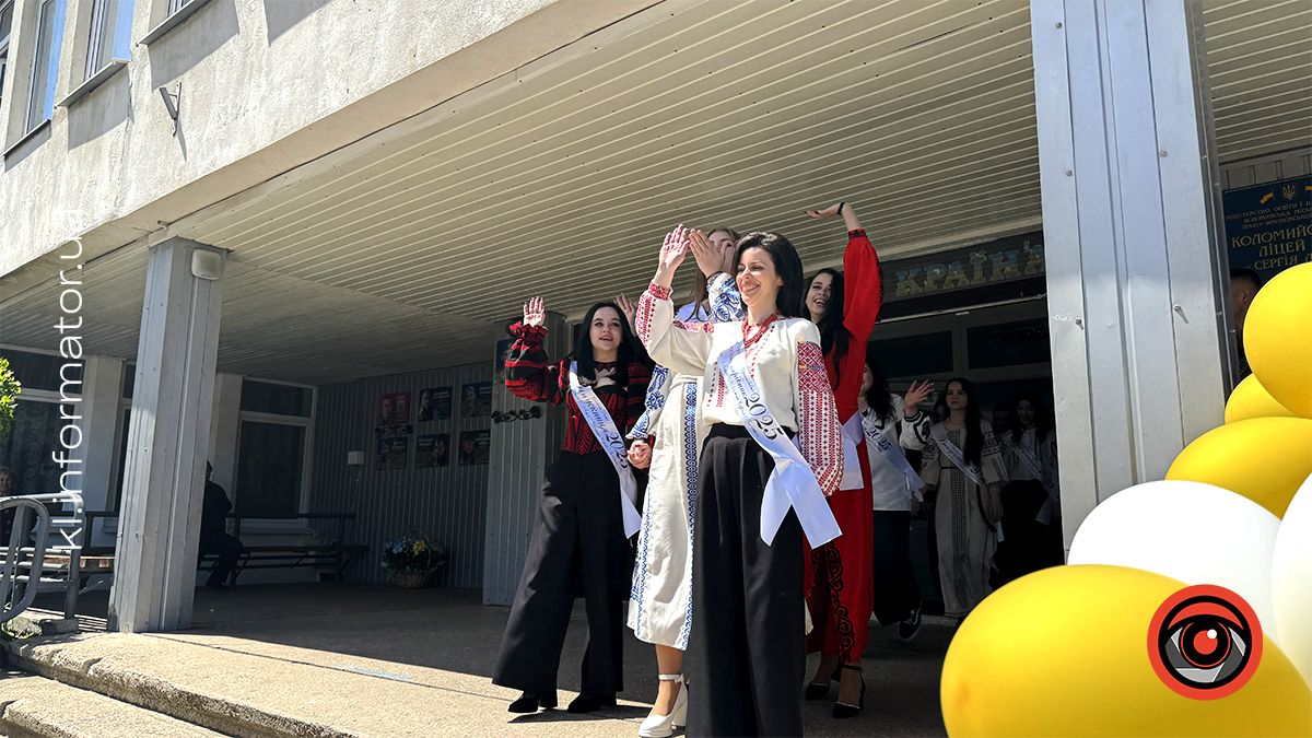 І дзвоник востаннє продзвенів... Як пройшла урочиста лінійка у ліцеї №4 9