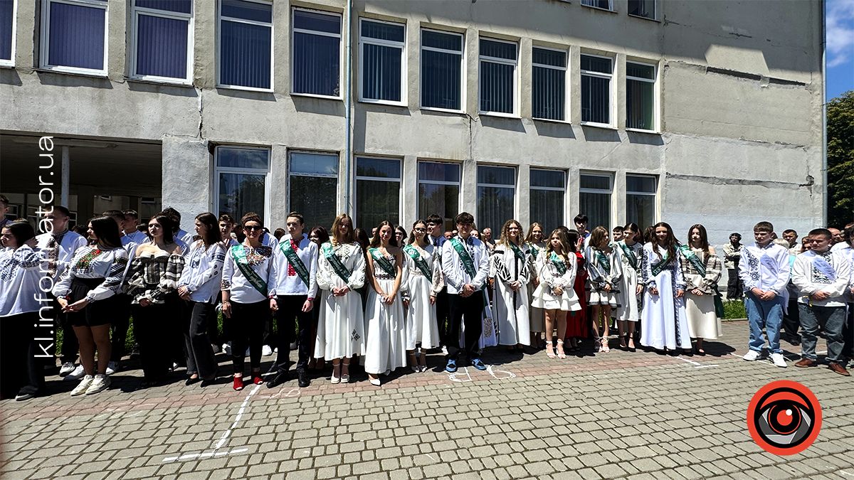 І дзвоник востаннє продзвенів... Як пройшла урочиста лінійка у ліцеї №4 13