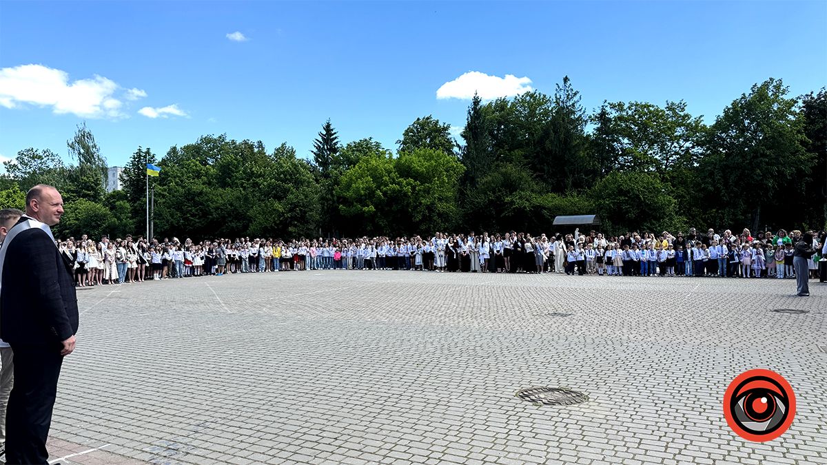 І дзвоник востаннє продзвенів... Як пройшла урочиста лінійка у ліцеї №4 12