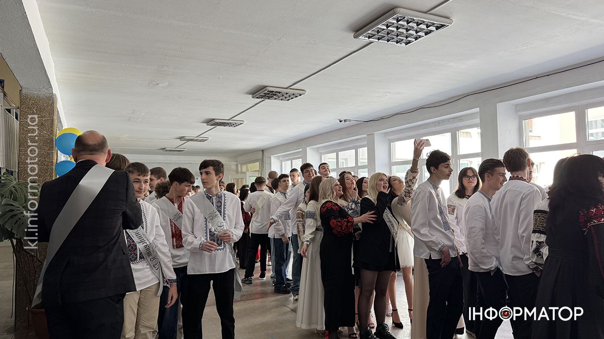 І дзвоник востаннє продзвенів... Як пройшла урочиста лінійка у ліцеї №4 1