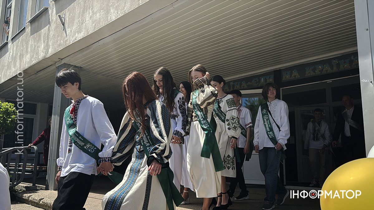 І дзвоник востаннє продзвенів... Як пройшла урочиста лінійка у ліцеї №4 5