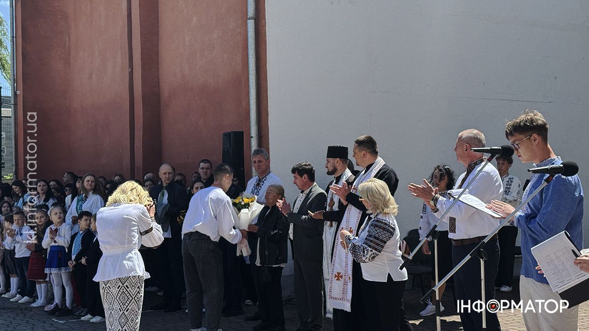 І дзвоник востаннє продзвенів... Як пройшла урочиста лінійка у ліцеї №4 11