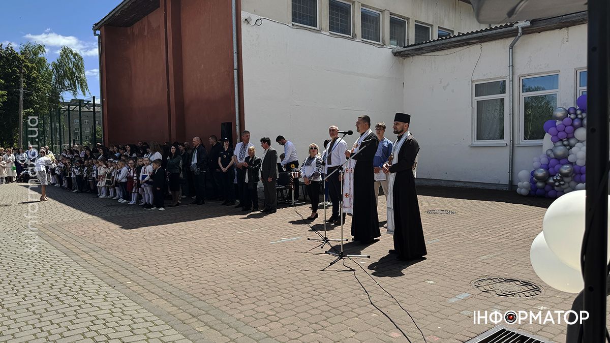 І дзвоник востаннє продзвенів... Як пройшла урочиста лінійка у ліцеї №4 10