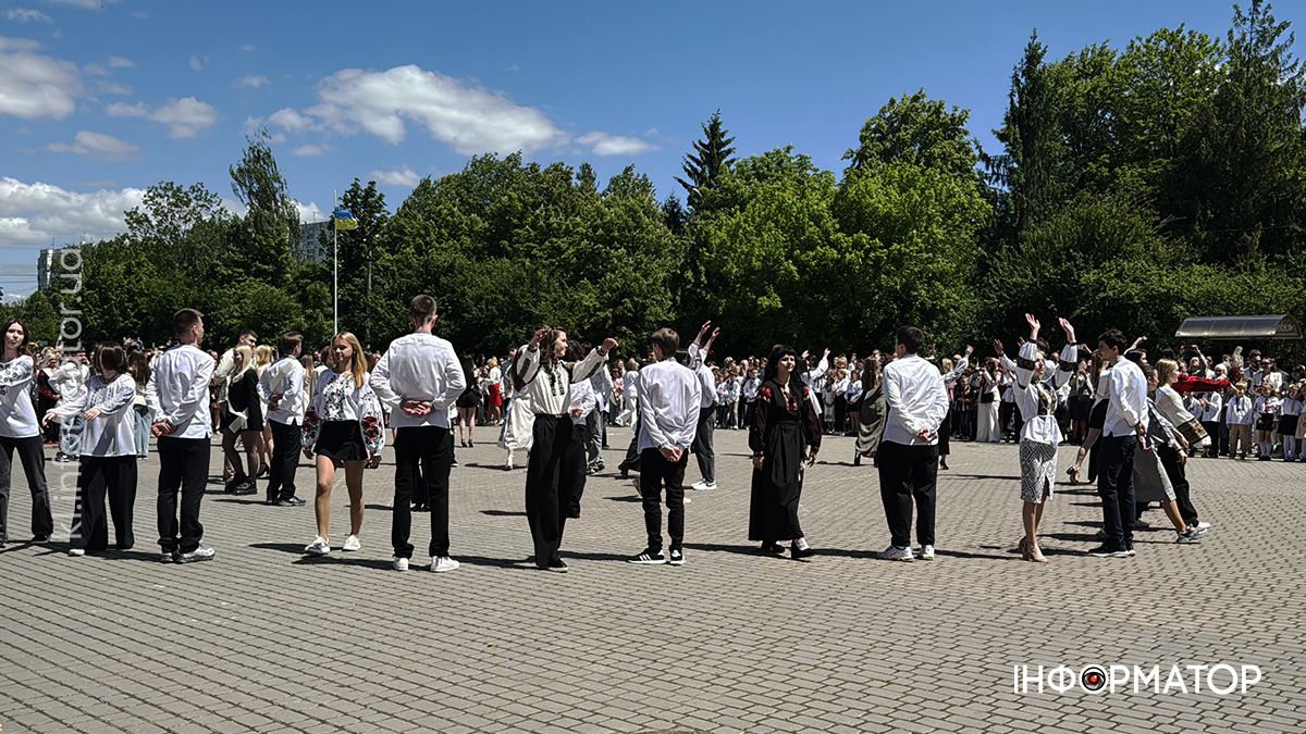 І дзвоник востаннє продзвенів... Як пройшла урочиста лінійка у ліцеї №4 14