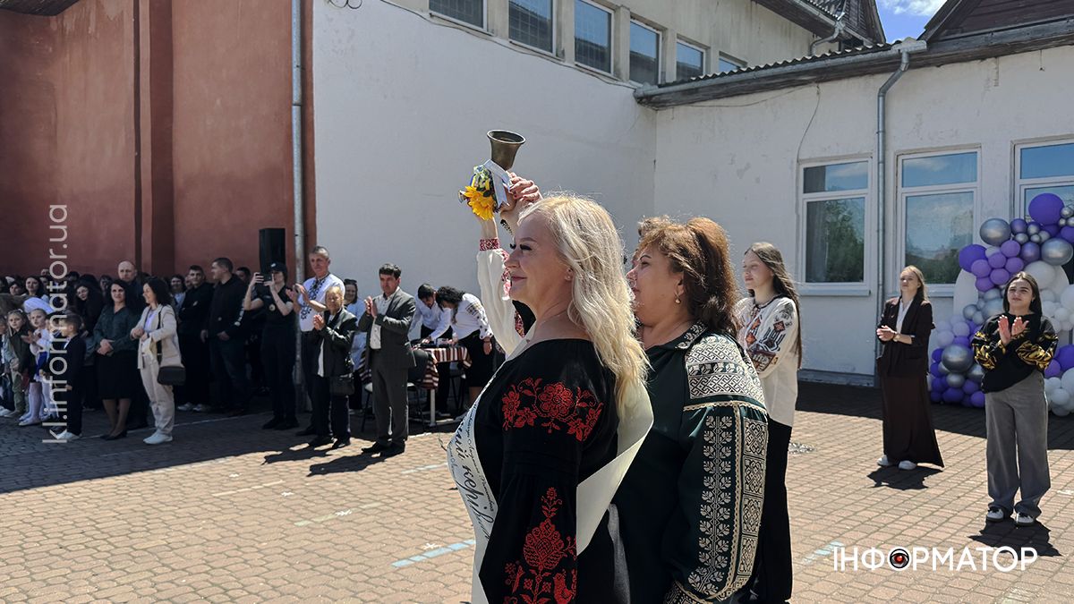 І дзвоник востаннє продзвенів... Як пройшла урочиста лінійка у ліцеї №4 15