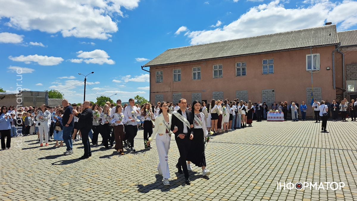 Останній дзвоник: сльози, усмішки і прощання з дитинством у Коломийському ліцеї №1 1