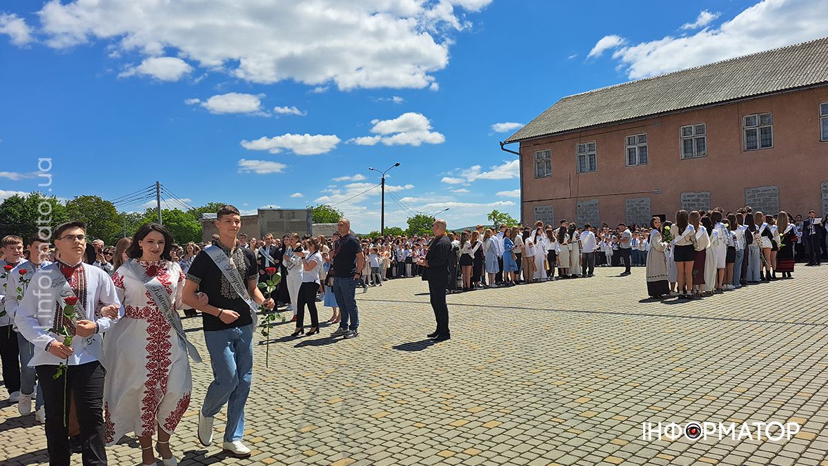 Останній дзвоник: сльози, усмішки і прощання з дитинством у Коломийському ліцеї №1 2