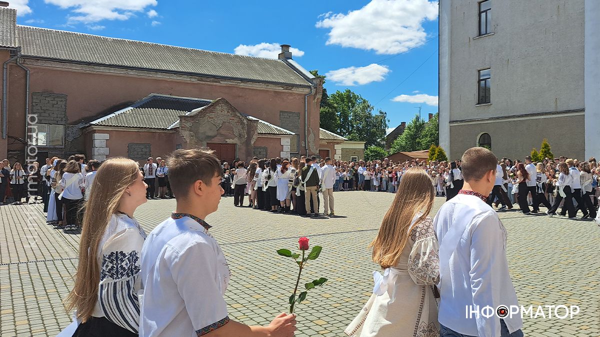 Останній дзвоник: сльози, усмішки і прощання з дитинством у Коломийському ліцеї №1 3
