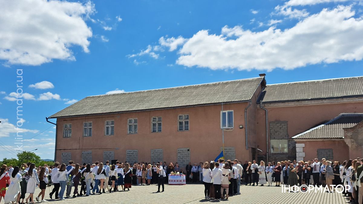 Останній дзвоник: сльози, усмішки і прощання з дитинством у Коломийському ліцеї №1 5