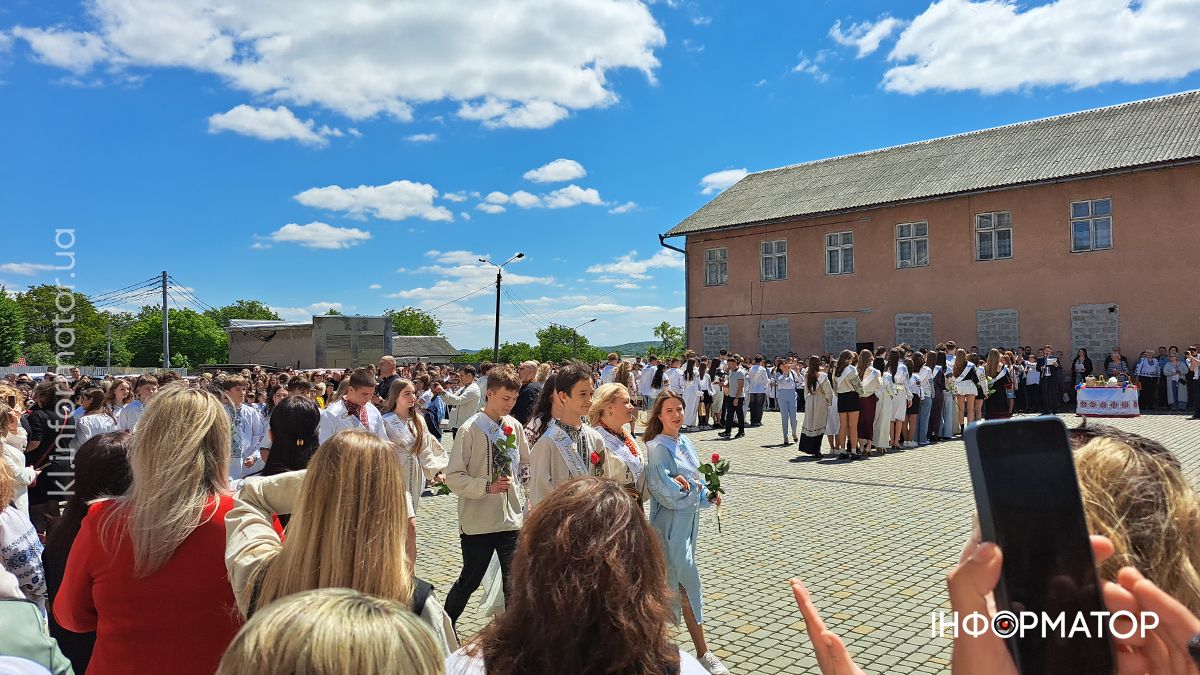 Останній дзвоник: сльози, усмішки і прощання з дитинством у Коломийському ліцеї №1 4