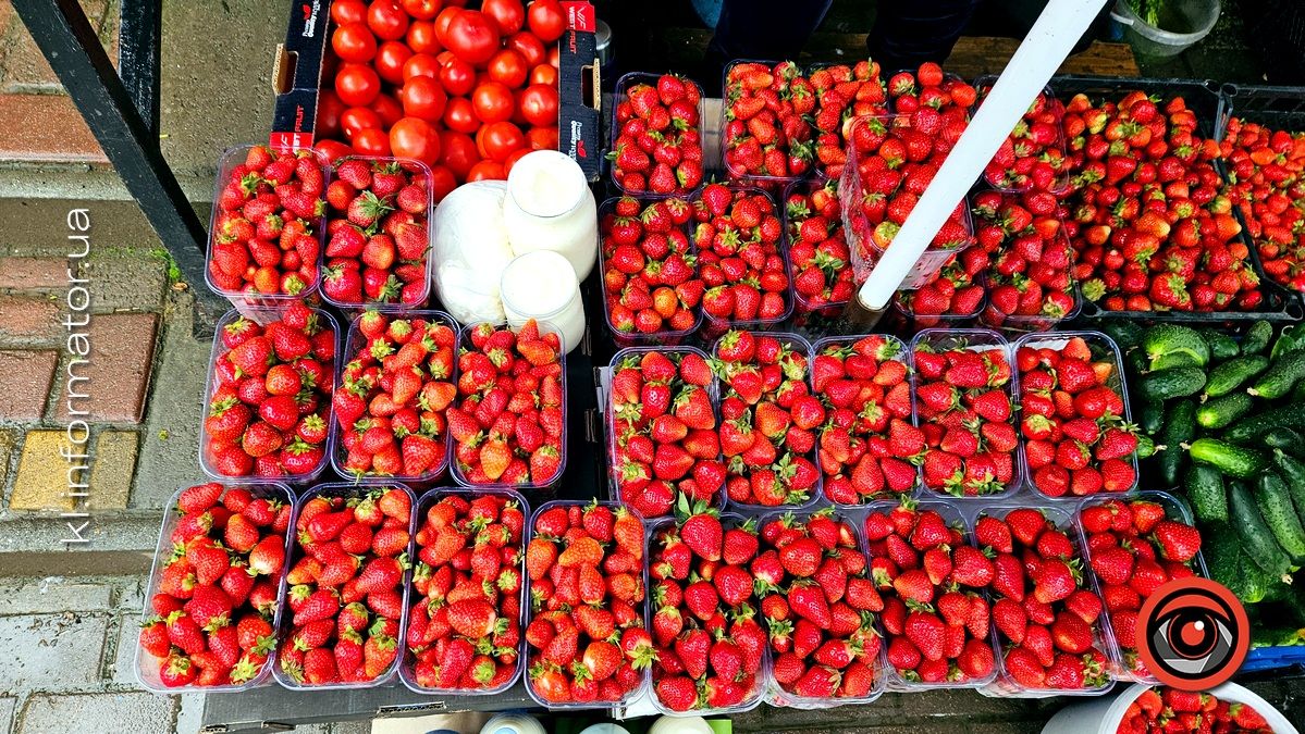 Які ціни на полуницю, овочі й зелень на коломийському базарі