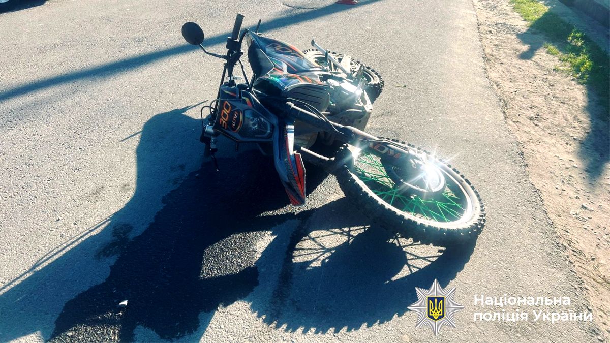 На Надвірнянщині п'яний водій мотоцикла врізався у припарковану автівку. Двох людей госпіталізували