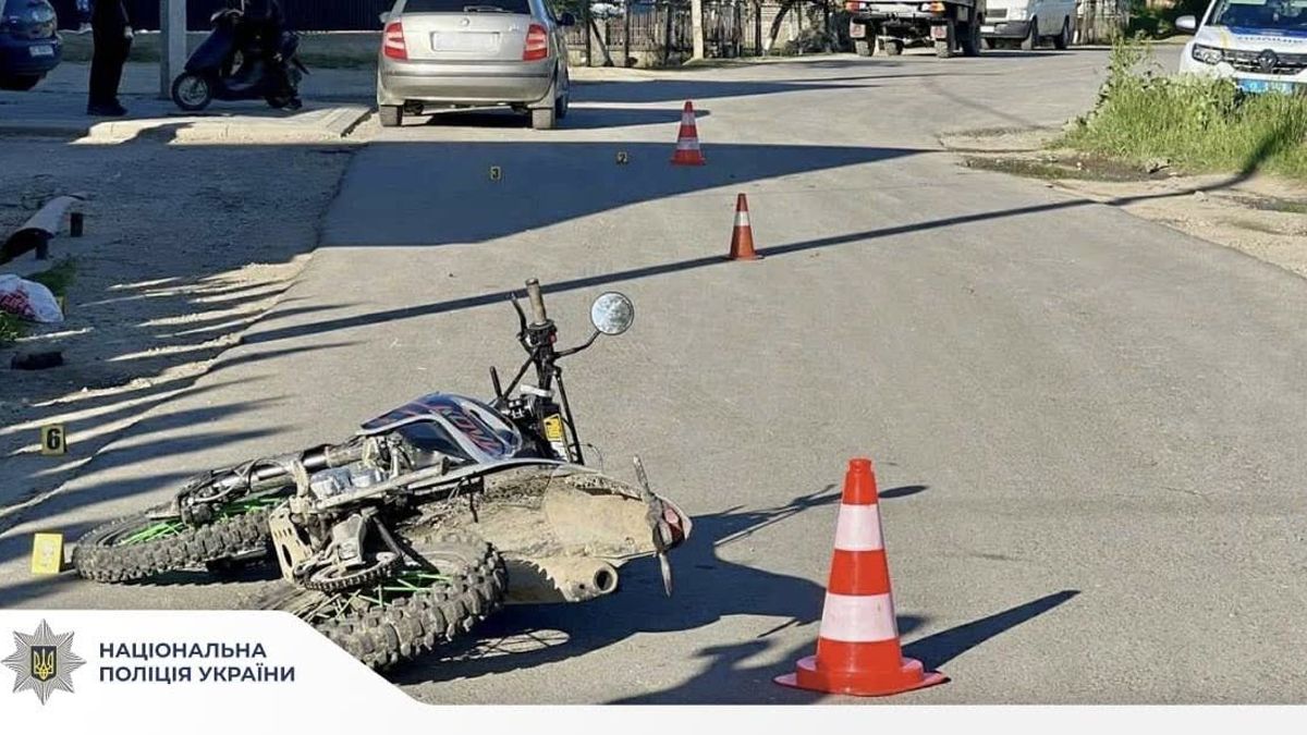 На Надвірнянщині п'яний водій мотоцикла врізався у припарковану автівку. Двох людей госпіталізували 1