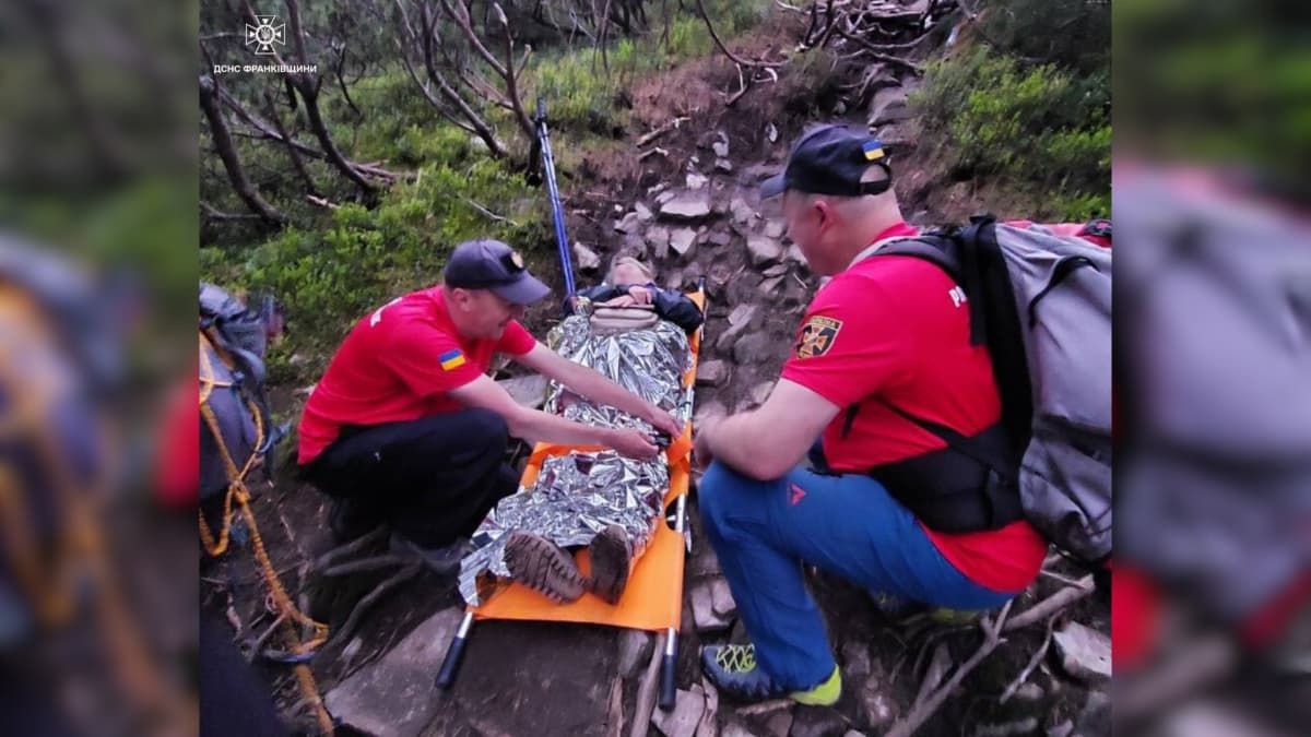 Гірські рятувальники допомогли туристці, яка травмувалась у Карпатах