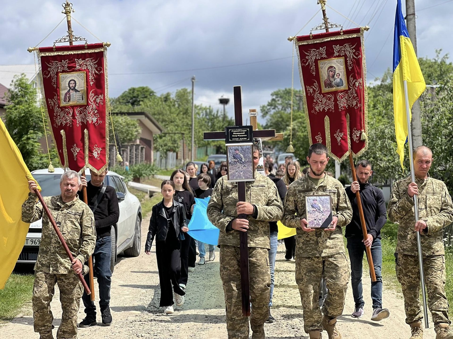 В Отинійській громаді попрощались з полеглим воїном Назаром Малецьким 4