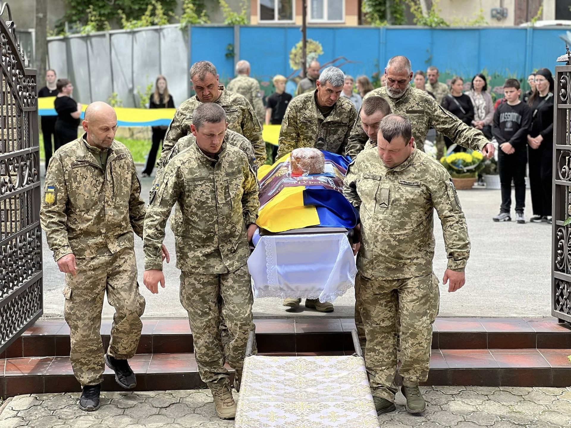 В Отинійській громаді попрощались з полеглим воїном Назаром Малецьким 5