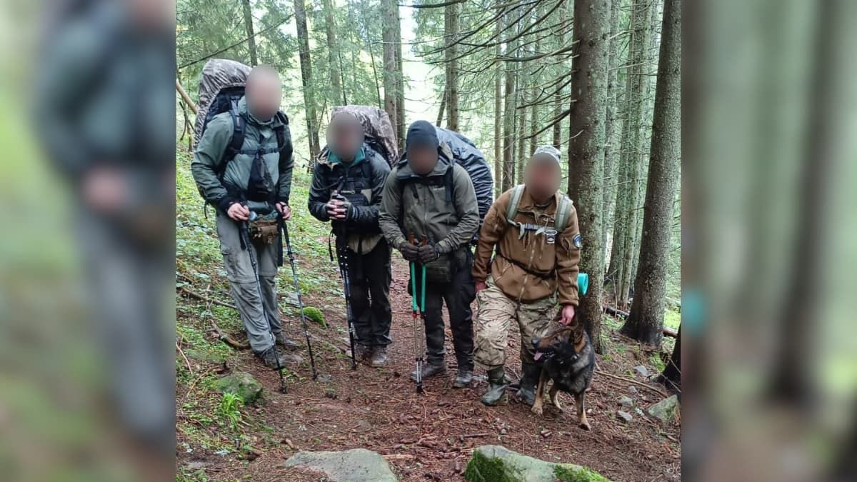 Онлайн карта не допомогла: на Прикарпатті прикордонники затримали трьох "туристів", які чимчикували до Румунії