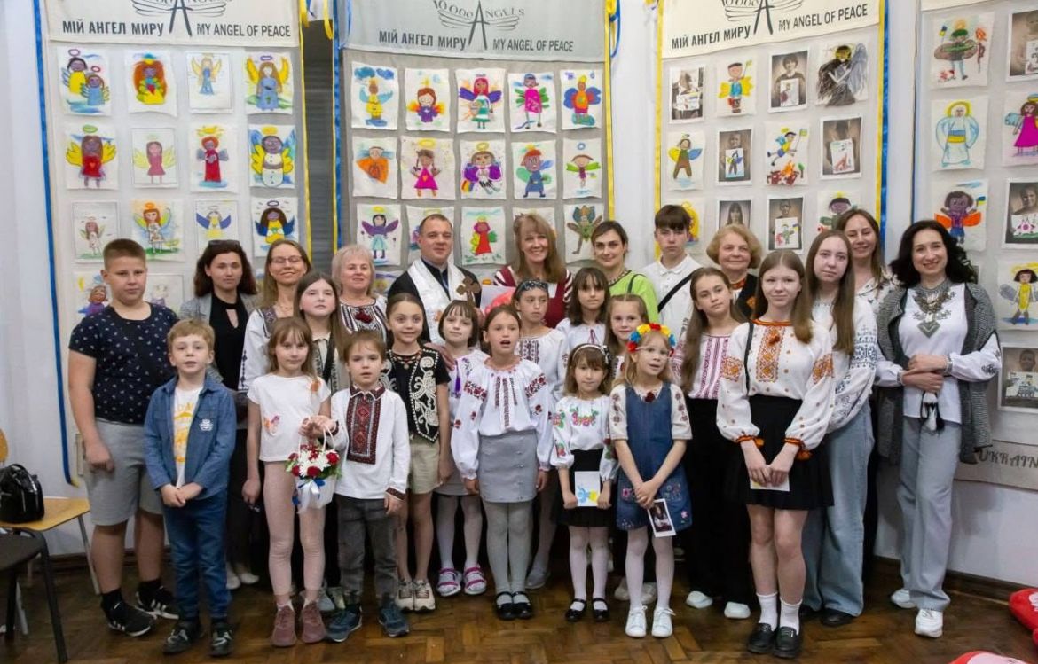 У Національному музеї відкрили виставку “10 000 ангелів – дитячий гобелен "Голос за мир" 1