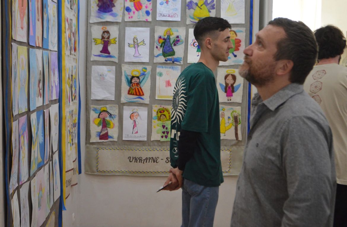 У Національному музеї відкрили виставку “10 000 ангелів – дитячий гобелен "Голос за мир" 2