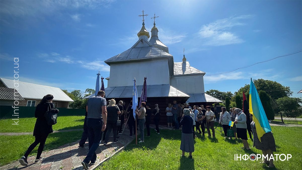 У П'ядицькій громаді зустріли скорботний кортеж з тілом загиблого Романа Ясінчука 12