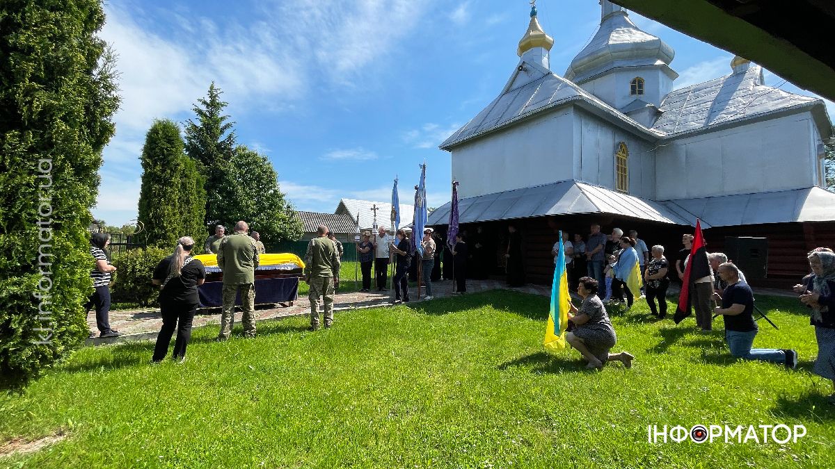 У П'ядицькій громаді зустріли скорботний кортеж з тілом загиблого Романа Ясінчука 11