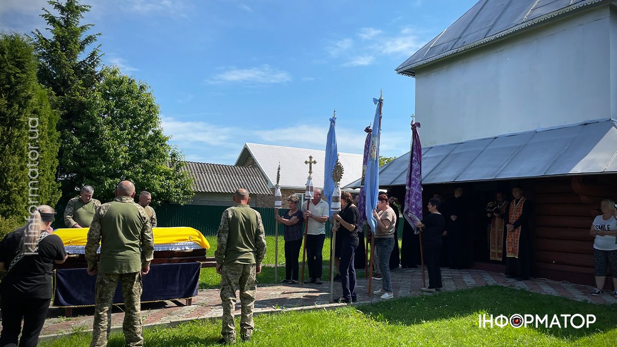 У П'ядицькій громаді зустріли скорботний кортеж з тілом загиблого Романа Ясінчука 10