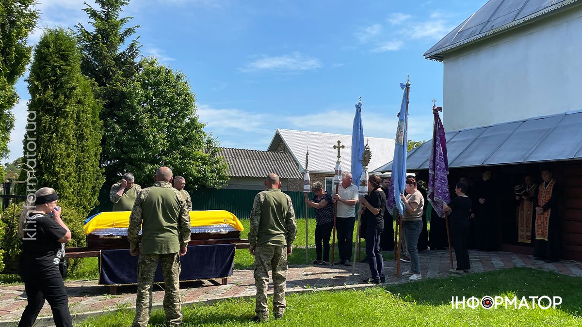 У П'ядицькій громаді зустріли скорботний кортеж з тілом загиблого Романа Ясінчука 9
