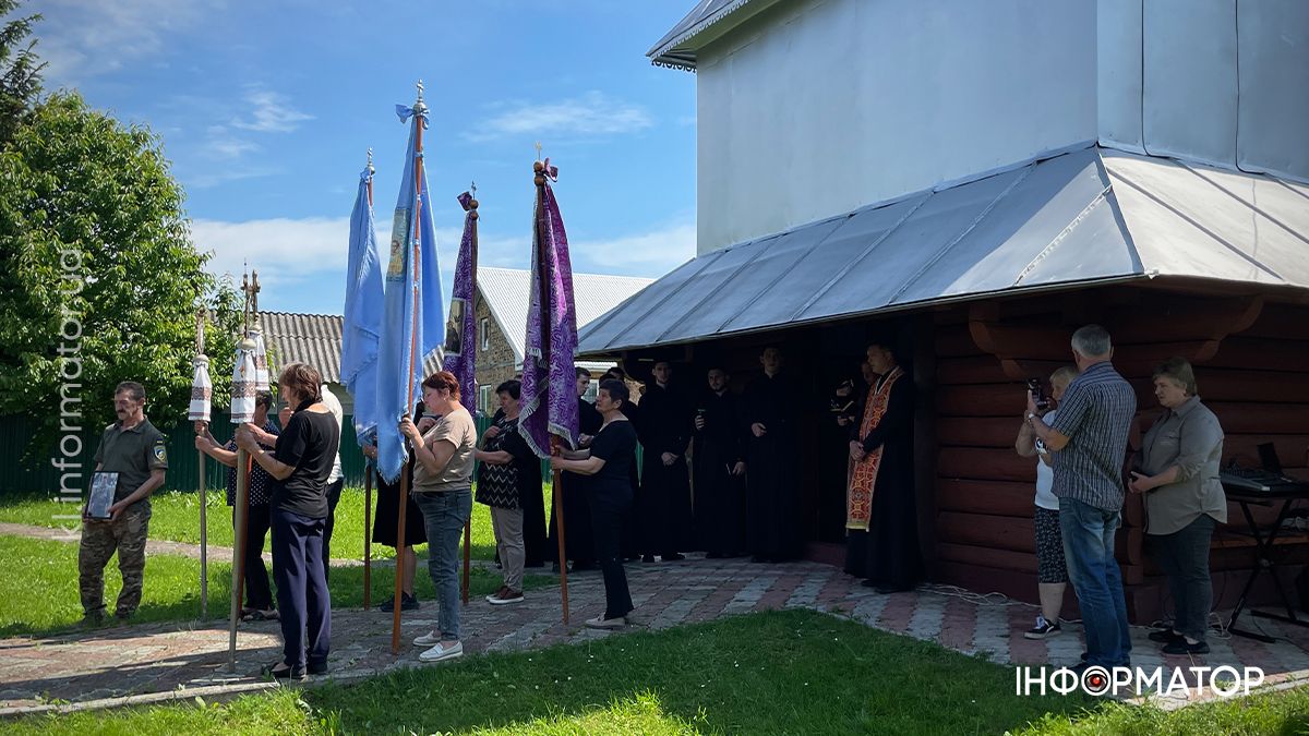 У П'ядицькій громаді зустріли скорботний кортеж з тілом загиблого Романа Ясінчука 8