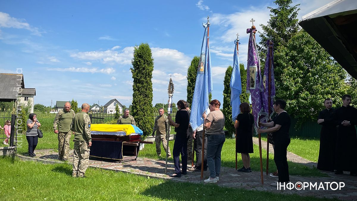 У П'ядицькій громаді зустріли скорботний кортеж з тілом загиблого Романа Ясінчука 7