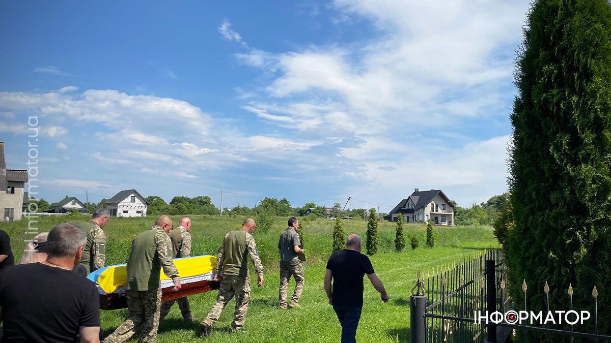 У П'ядицькій громаді зустріли скорботний кортеж з тілом загиблого Романа Ясінчука 6