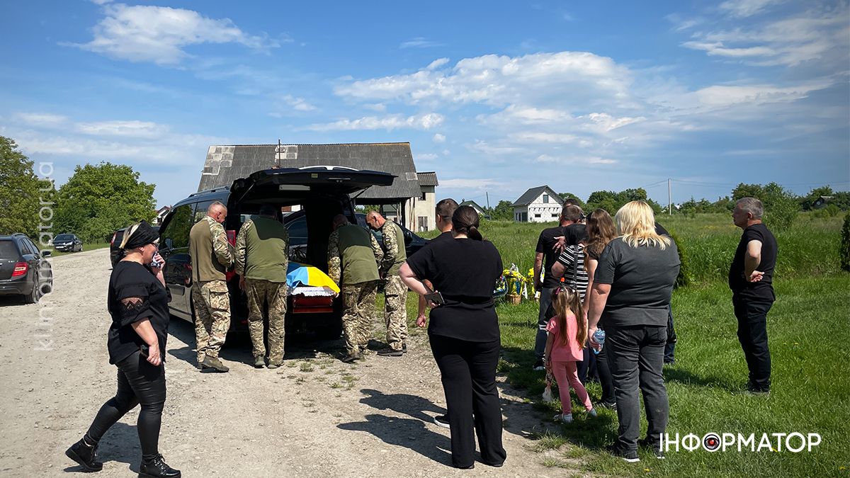 У П'ядицькій громаді зустріли скорботний кортеж з тілом загиблого Романа Ясінчука 5