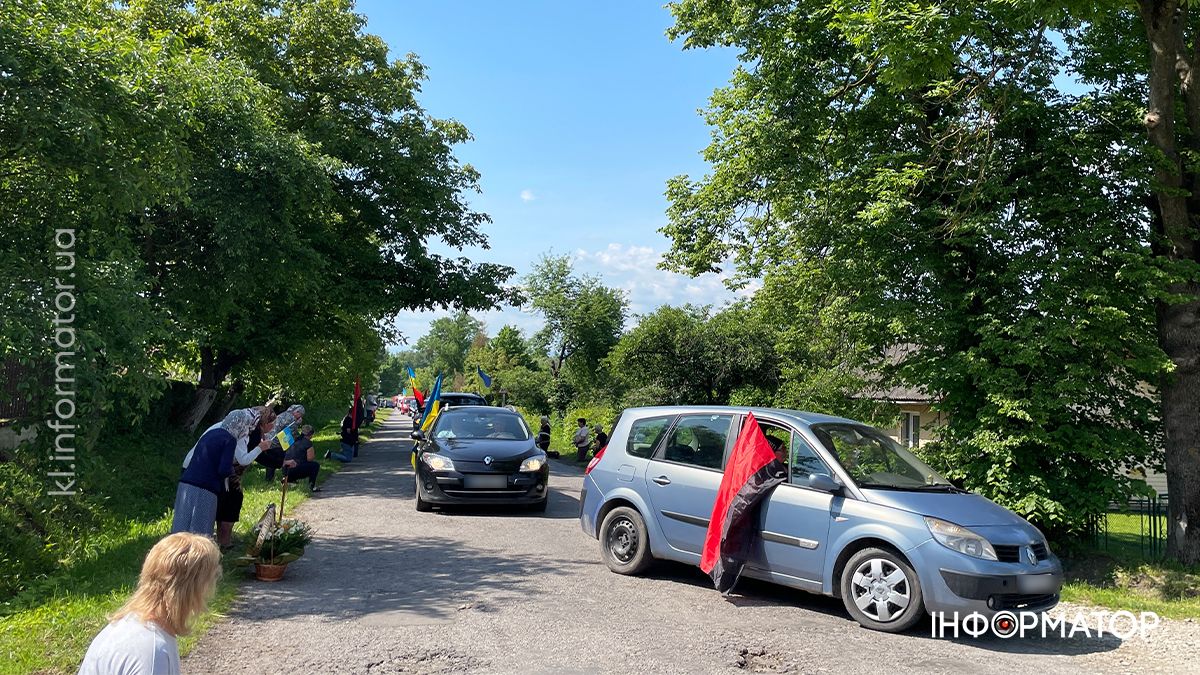 У П'ядицькій громаді зустріли скорботний кортеж з тілом загиблого Романа Ясінчука 4