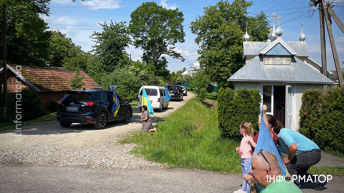 У П'ядицькій громаді зустріли скорботний кортеж з тілом загиблого Романа Ясінчука 3