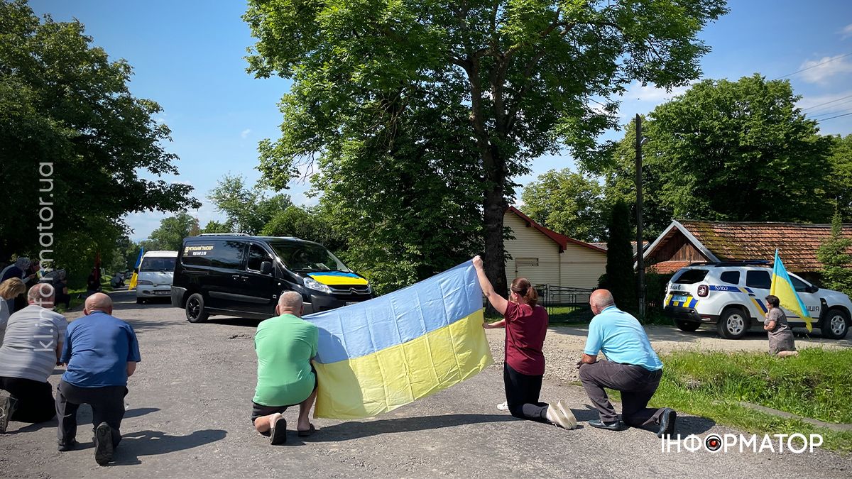У П'ядицькій громаді зустріли скорботний кортеж з тілом загиблого Романа Ясінчука 2