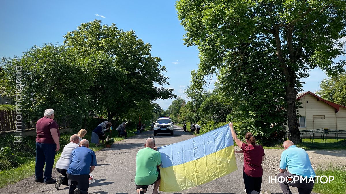 У П'ядицькій громаді зустріли скорботний кортеж з тілом загиблого Романа Ясінчука 1