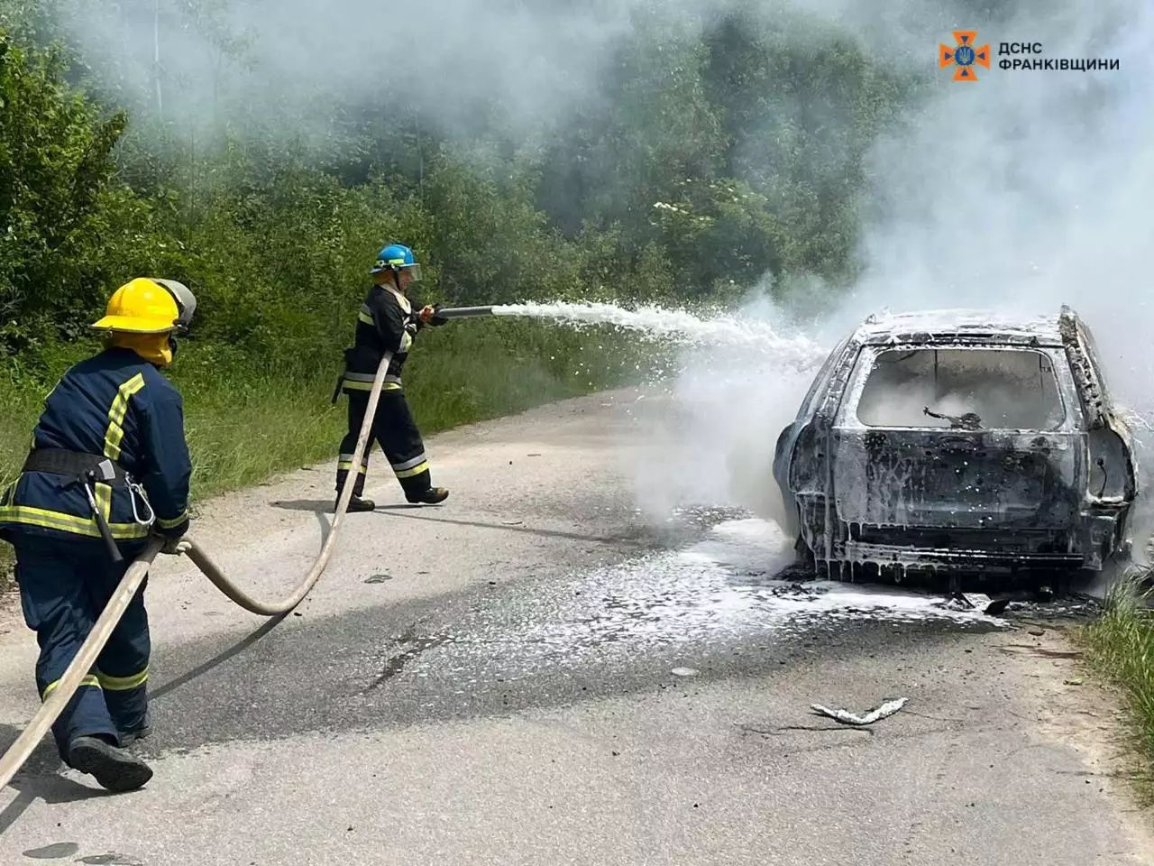 На Надвірнянщині спалахнув автомобіль 1
