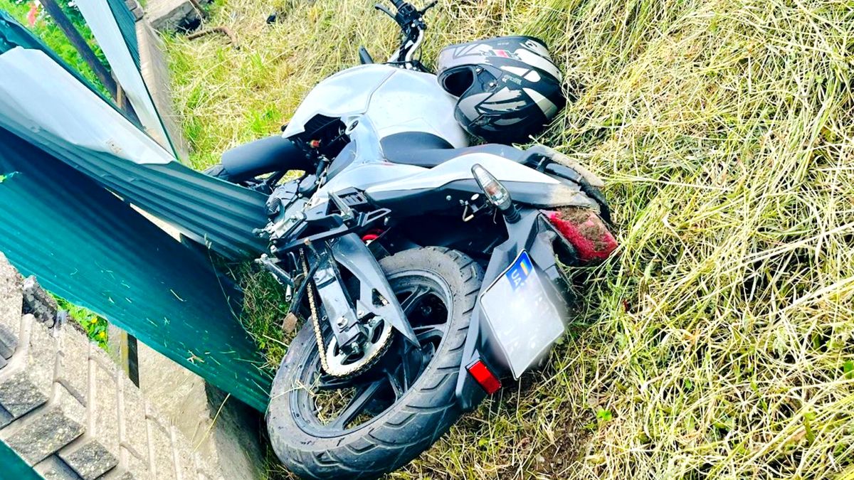 У Коломиї неповнолітній мотоцикліст з'їхав з дороги й врізався у паркан 1