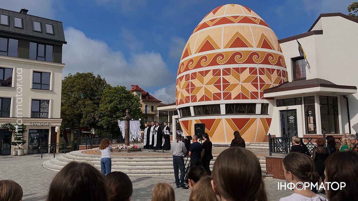 Акція памʼяті “Голоси дітей – невинних жертв війни” відбулася на площі перед Музеєм писанкового розпису 6