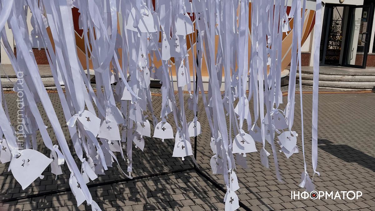 Акція памʼяті “Голоси дітей – невинних жертв війни” відбулася на площі перед Музеєм писанкового розпису 7