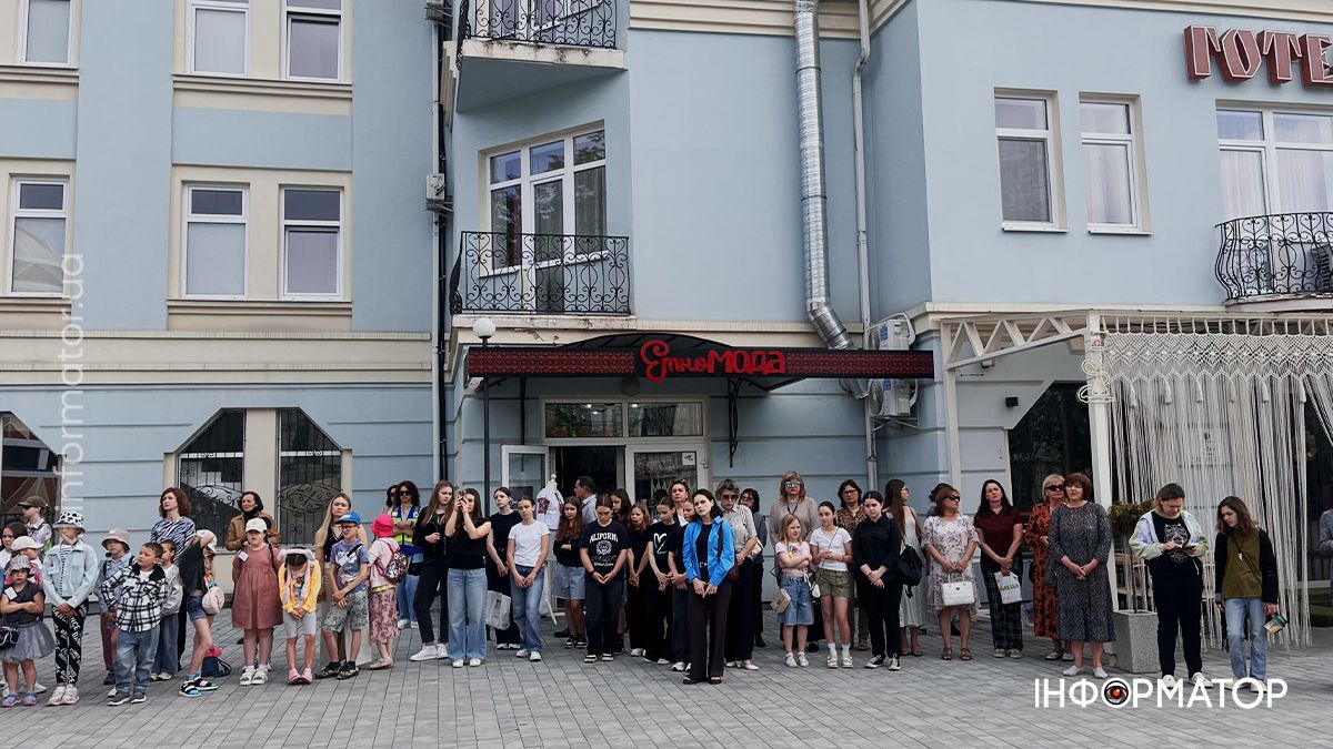 Акція памʼяті “Голоси дітей – невинних жертв війни” відбулася на площі перед Музеєм писанкового розпису 5