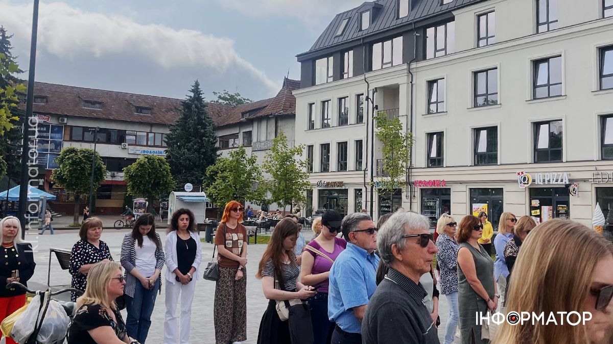 Акція памʼяті “Голоси дітей – невинних жертв війни” відбулася на площі перед Музеєм писанкового розпису 4