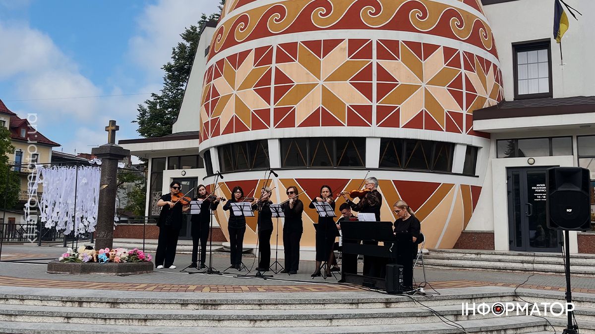 Акція памʼяті “Голоси дітей – невинних жертв війни” відбулася на площі перед Музеєм писанкового розпису 3