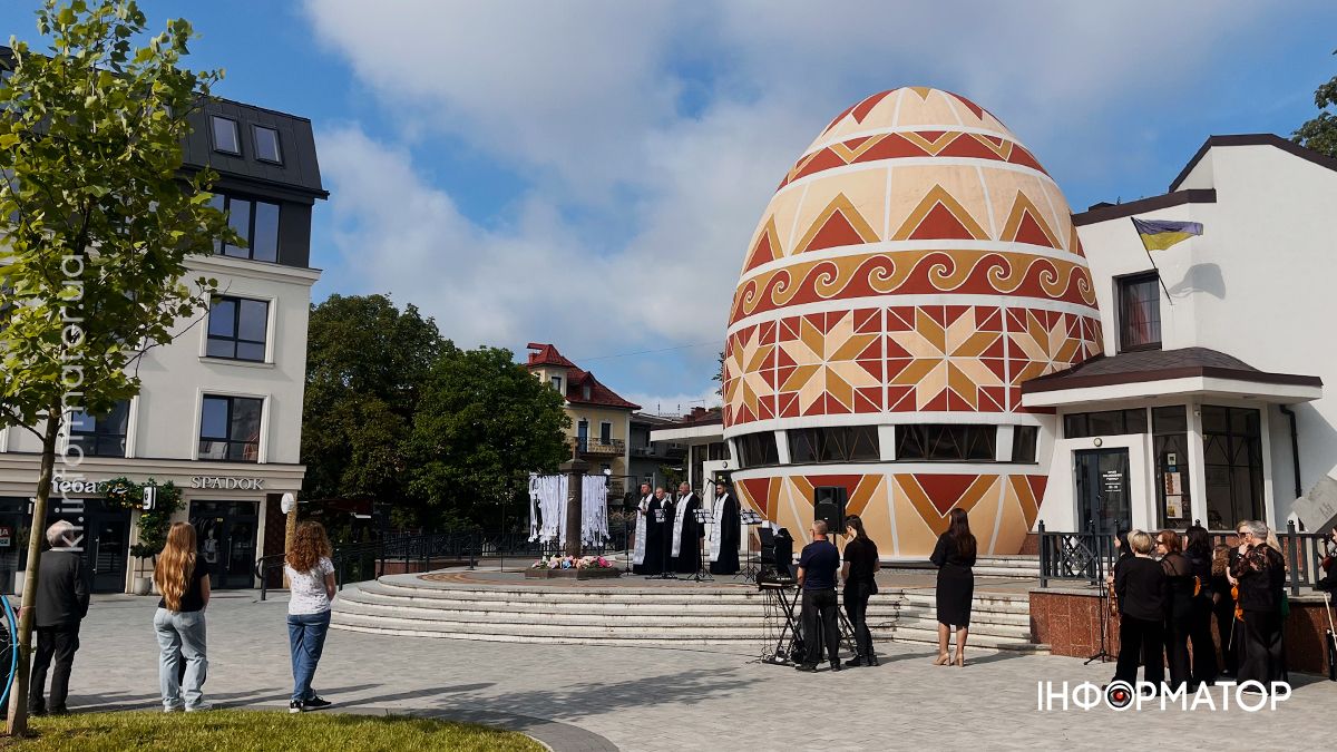 Акція памʼяті “Голоси дітей – невинних жертв війни” відбулася на площі перед Музеєм писанкового розпису 2