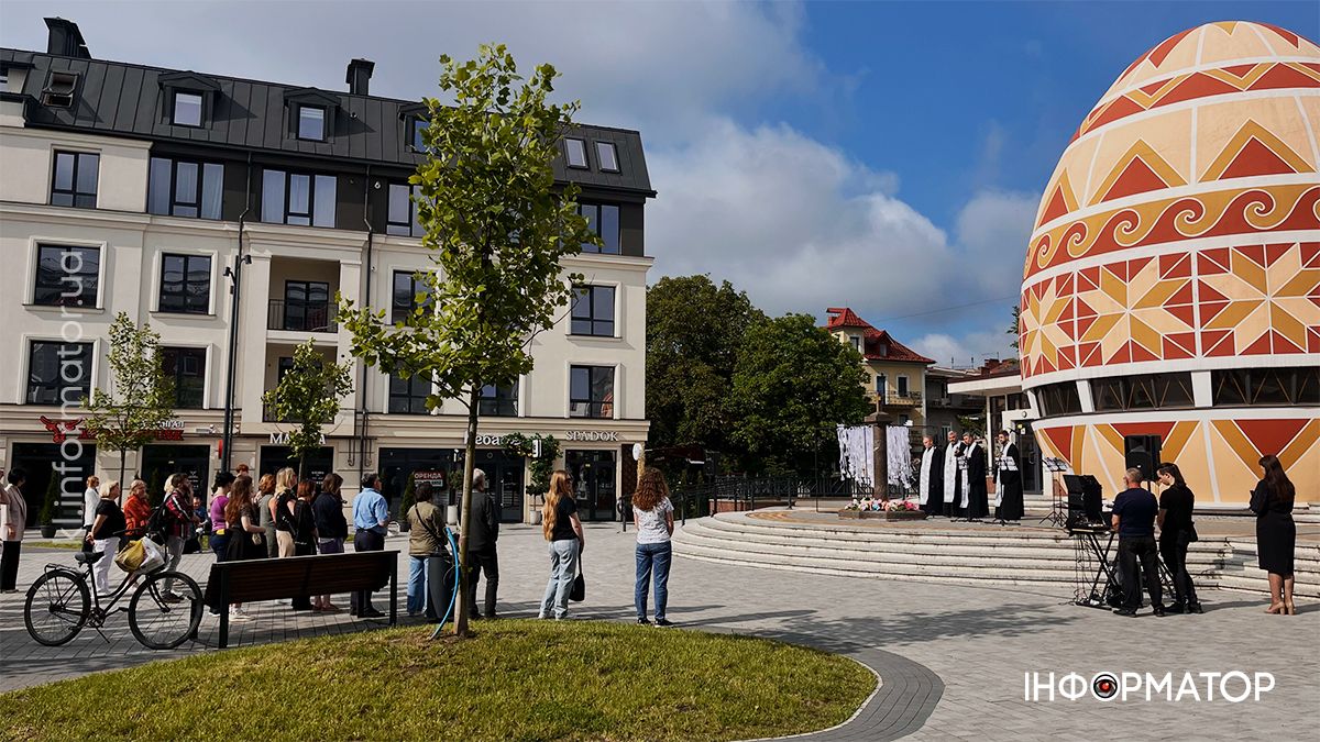 Акція памʼяті “Голоси дітей – невинних жертв війни” відбулася на площі перед Музеєм писанкового розпису 1