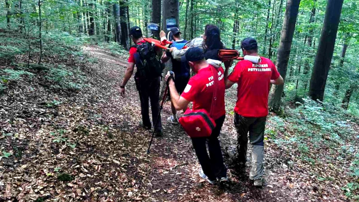 Рятувальники допомогли туристці, яка травмувала ногу 2