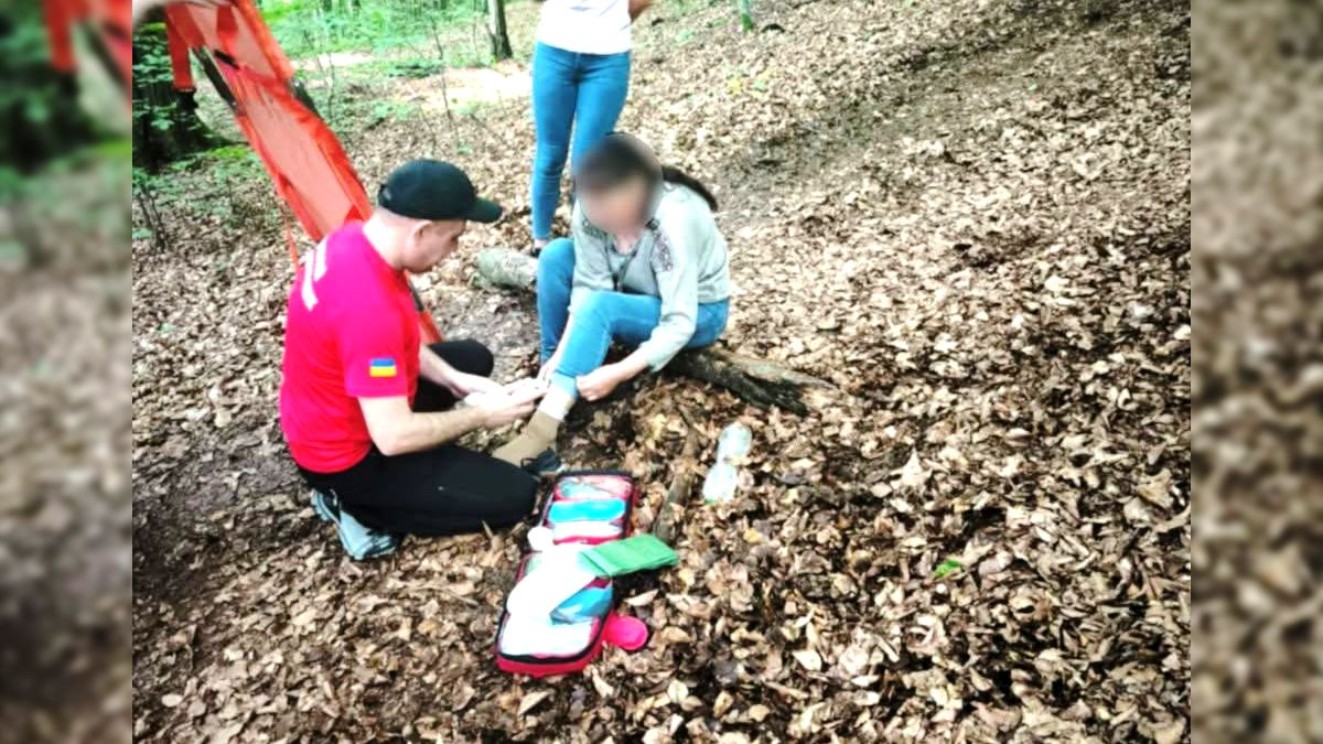 Рятувальники допомогли туристці, яка травмувала ногу 1