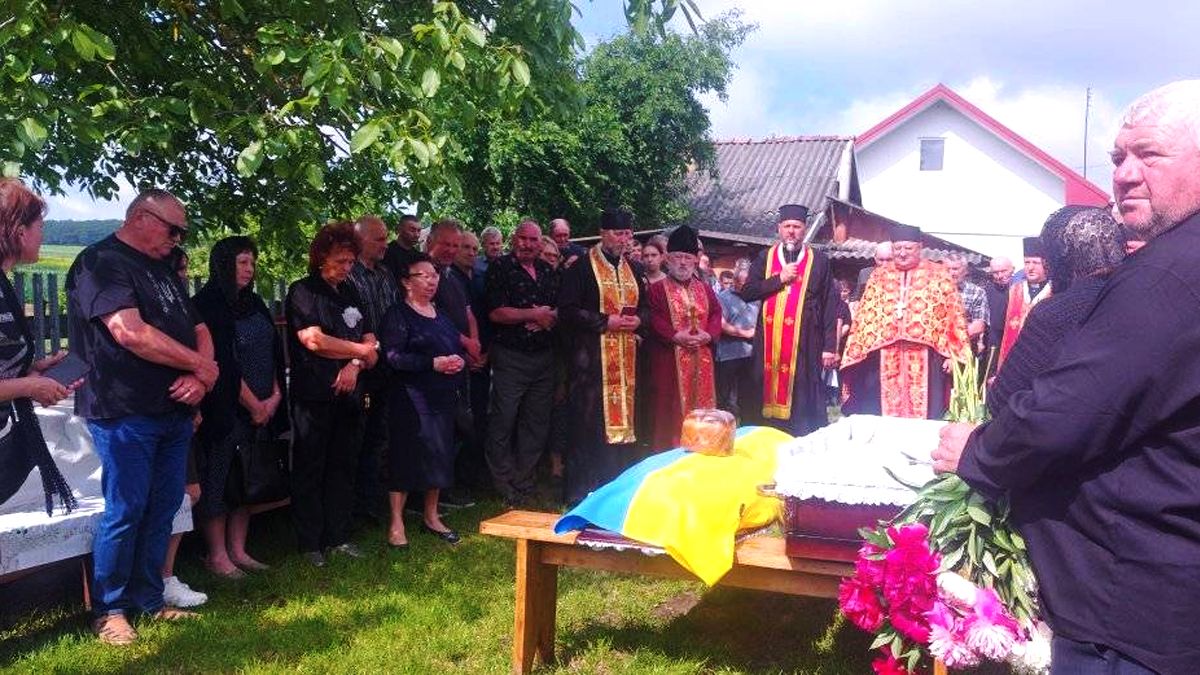 На Коломийщині в останню дорогу провели воїна Романа Ясінчука